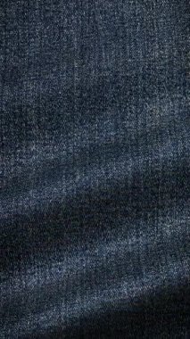 Örülmüş çivit kumaş dalgaları ekranda dinamik bir şekilde hareket ediyor, zamansız işçiliğe dayanan ikonik kot tasarımlarına ilham veriyor.