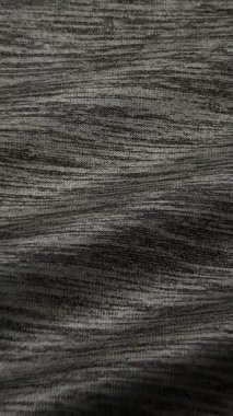 Sessiz gri kot kumaş dalgaları sükunetle hareket eder. Ceketler, pantolonlar ve özel minimalist giyim estetiği alınyazısıdır.