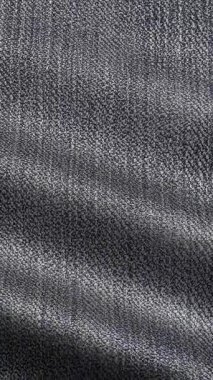 Güçlü gri kot dalgaları esnaf stüdyolarında durmaksızın dolaşarak, atölyelerin zamansız giysi üretmedeki kararlılığını gösteriyor.