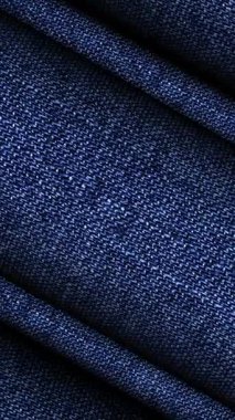 İşlenmemiş kot kumaşının dokuma dönüşü ham özgünlüğü vurguluyor, zanaatkarların eşsiz el yapımı giysiler oluşturmasını bekliyor