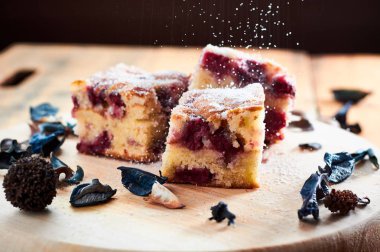 Pasta ile shugar üstte ahşap masa üzerinde kiraz ile