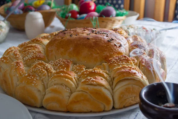 Ortodox paskalya üzerinde gıda ile masada Cresset Telifsiz Stok Fotoğraflar