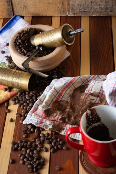 Kaffee bereit, mit alten Mühlen gemahlen werden — Stockfoto