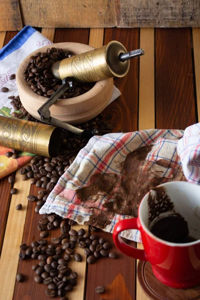 Café listo para ser molido con molinillo viejo — Foto de Stock