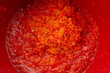 Domates ve paprikadan yapılmış taze Ajvar eski resepsiyonları alır.