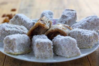 Tabakta küçük çikolatalı kekler. Tahta masada lezzetli bir çöl.