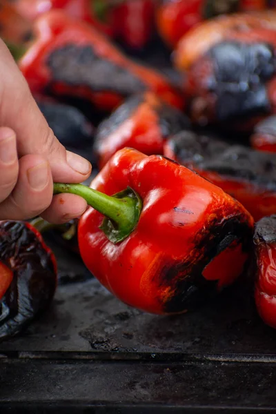 Красный Перец Жарящийся Дровяной Печи Приготовления Айвара Традиционного Сербского Блюда — стоковое фото