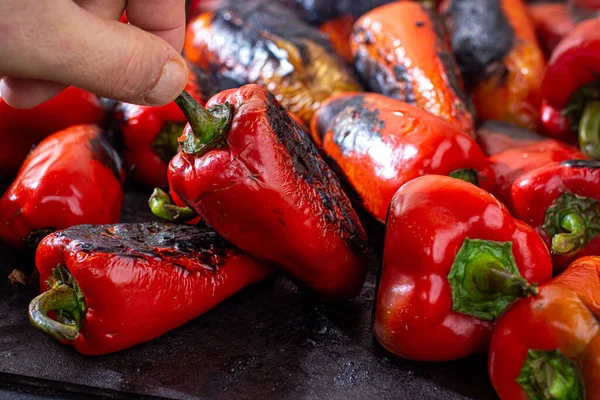 Красный Перец Жарящийся Дровяной Печи Приготовления Айвара Традиционного Сербского Блюда — стоковое фото