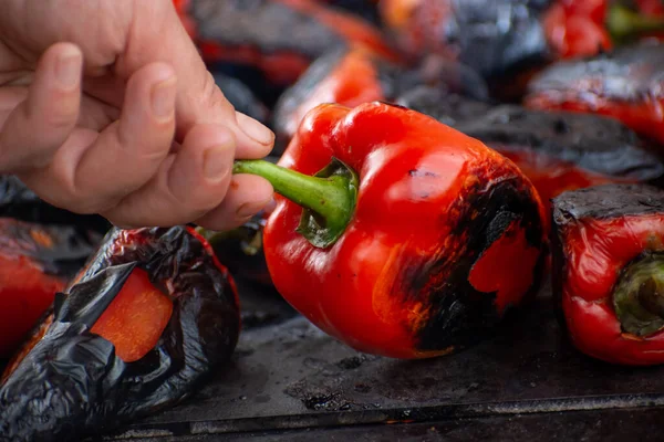 Geleneksel Bir Sırp Yemeği Olan Ayvar Yapmak Için Odun Ateşinde Stok Resim