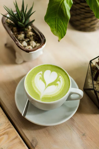 Verde Matcha Latte Art Con Suculento Recortado Ángulo Una Cafetería — Foto de Stock