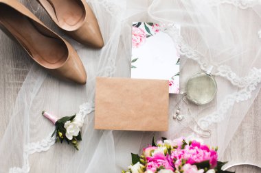 Davetiyeler düğün kağıtları masaya döşeme çiçekler, vual, yüksek topuklu ayakkabılar ve bir şişe tuvalet suyu ile süsleyin. Mockup boş kartpostal ile 