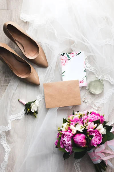 Ślubne Zaproszenia Papiery Tabeli Dekoracji Kwiatów Woal Wysokie Obcasy Butelkę — Zdjęcie stockowe