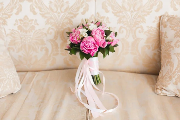 Różowy Biały Ślub Bukiet Białej Taśmy Vintage Fotel Beżowy Zbliżenie — Zdjęcie stockowe