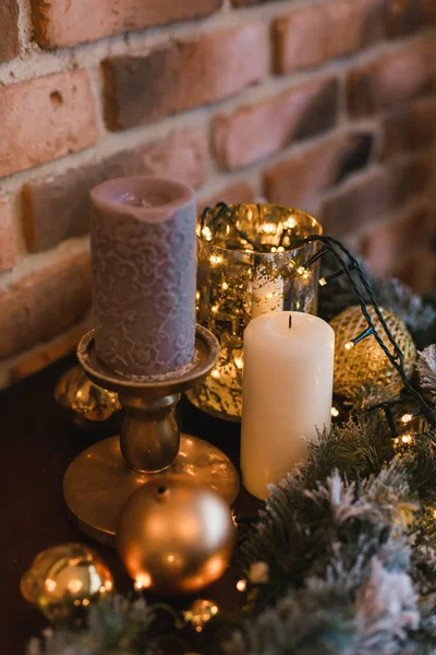 蜡烛和黄金圣诞节装饰与砖背景 — 图库照片