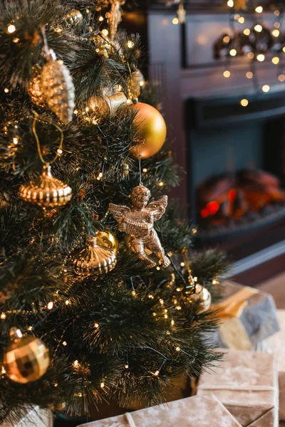Şirin oyuncak Altın melek rahat ev hediyeleri ile dekore edilmiş Noel ağacı üzerinde asılı