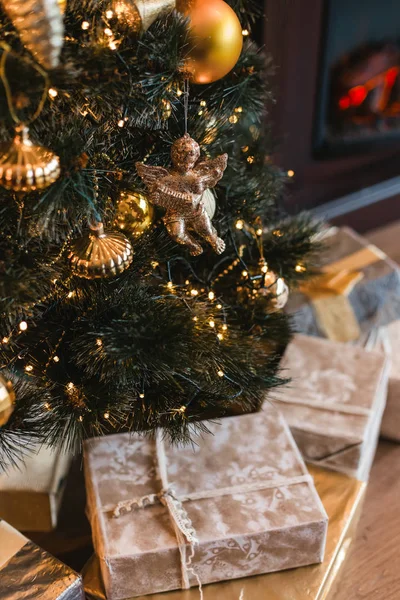 Şirin oyuncak Altın melek rahat ev hediyeleri ile dekore edilmiş Noel ağacı üzerinde asılı