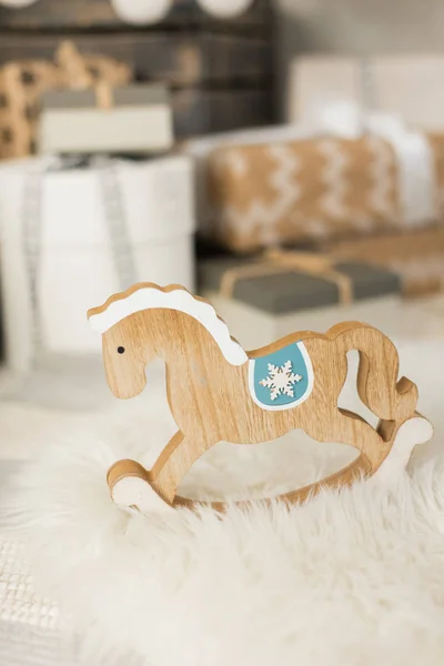 Arka plan üzerinde Noel hediyeleri ile oyuncak at