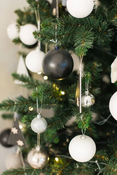 Noel balosunun Noel ağacından yakın çekimi.