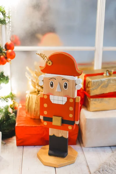 Noel: Geleneksel tatil Fındıkkıran Noel ağacı ve hediyeler önünde