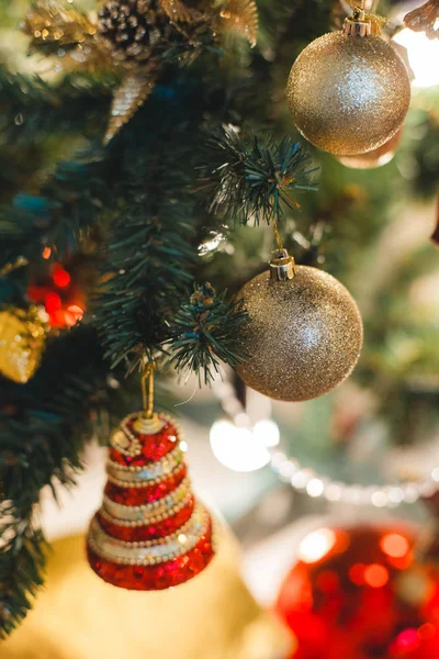 Noel balosunun Noel ağacından yakın çekimi.