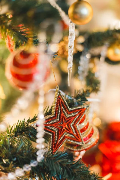 Noel closeup yıldız ışık Noel ağacı yok. Xmas arka plan christmas dekorasyon ile.