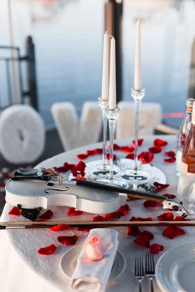 Jantar Romântico Dia Dos Namorados Com Champanhe Rosas Pétalas Rosa — Fotografia de Stock