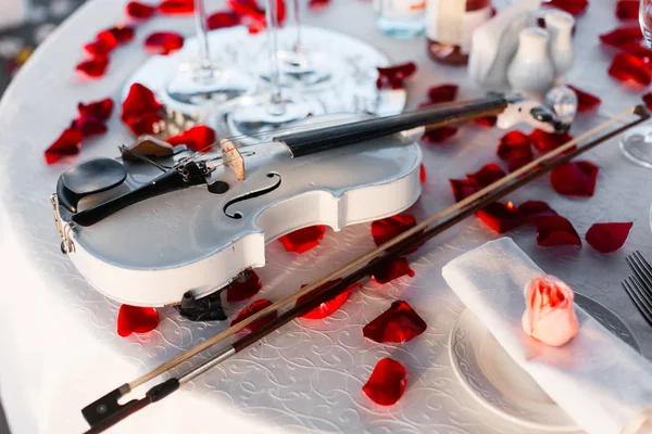 Jantar Romântico Dia Dos Namorados Com Champanhe Rosas Pétalas Rosa — Fotografia de Stock