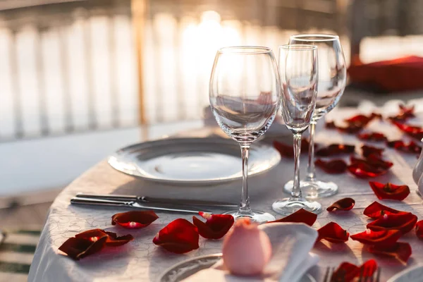 Jantar Romântico Dia Dos Namorados Com Pétalas Rosa Vinhos Vazios — Fotografia de Stock