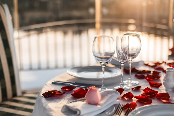 Jantar Romântico Dia Dos Namorados Com Pétalas Rosa Vinhos Vazios — Fotografia de Stock