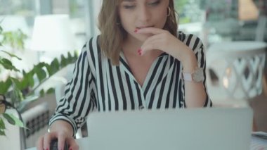 Bitkiler ile ışık odada oturuyor ve dalga köpüğü enterne içinde kadın.
