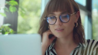 Kafede gadget'lar ile çalışan akıllı kadın. Yaşam tarzı, 20-25 yaşında