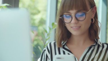 Modern kadın elinde bir akıllı telefon ile. Açıklık, iyi bir ruh hali, gençlik