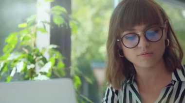 Kafe, yaşam tarzı blog iş: genç kız laptop ile çalışma