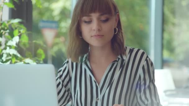 Mujer sexy con portátil en la cafetería. Blog de negocios. Cliente femenino en línea . — Vídeos de Stock