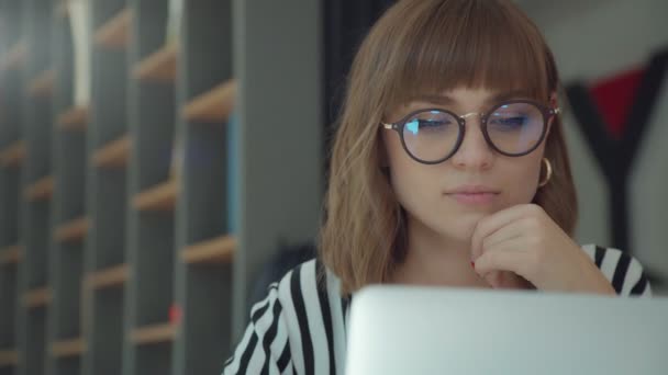 Moderne stijlvolle meisje houdt zich bezig met online winkelen, met behulp van een laptop. — Stockvideo