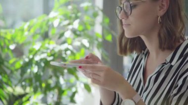 Modern blogger: kız Tasarımcısı alır resimler için blog.