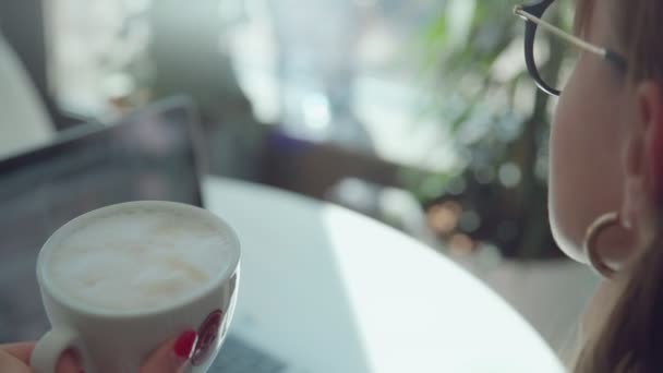 Primer plano: una taza de café con espuma lechosa Cappuccino o Latte — Vídeo de stock