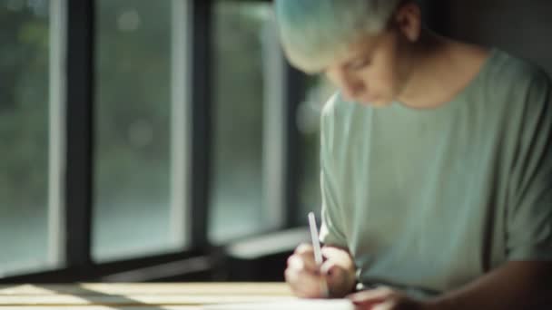 Silhouet van de kunstenaar A dappere creatieve meisje met een kort kapsel — Stockvideo