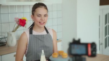 Video blog veya vlog pasta için çekim. Blogger konuşma