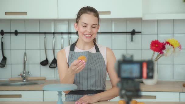 Giovane donna in grembiule grigio conduce un blog culinario, riprese video — Video Stock