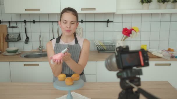 La donna moderna gira un video del processo di preparazione del dessert - capcake — Video Stock