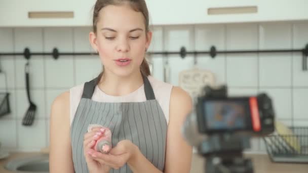 Confiserie opposée est un trépied avec caméra, elle écrit un blog vidéo — Video