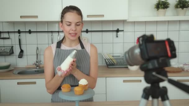 Bonito jovem confeiteiro em avental registra uma lição de vídeo — Vídeo de Stock