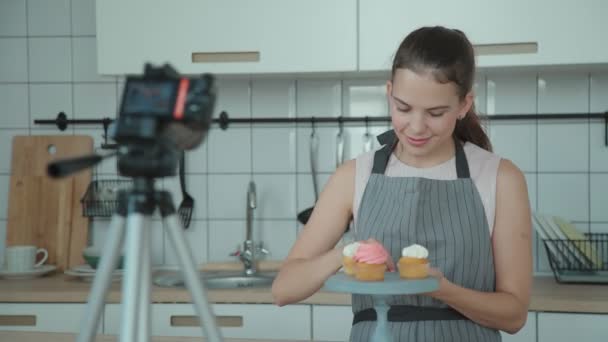 Confeiteiro decora o capcake, tira fotos no smartphone — Vídeo de Stock