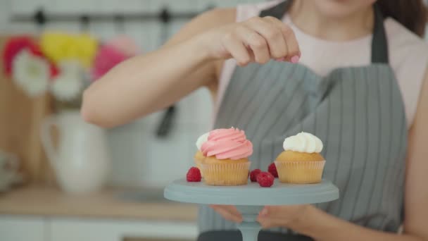 Confiseur saupoudre gâteaux avec décor et décore avec des baies , — Video