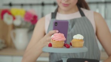 İştah açıcı capkakes beyaz ve pembe krema kek stand.