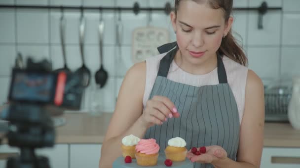 Femme a cuisiné des gâteaux et les a photographiés pour faire un post dans le blog — Video