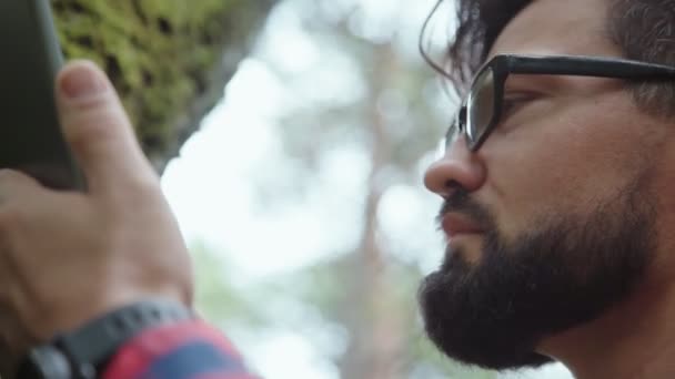 Botaniste étudie la flore et regarde la mousse sur l'arbre . — Video