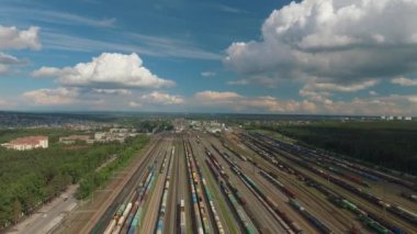 Yük treni tren istasyonunda ulaşım merkezi havadan görünümü.