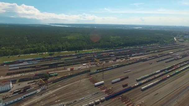 Disparos aéreos se mueven a lo largo del cruce ferroviario — Vídeo de stock